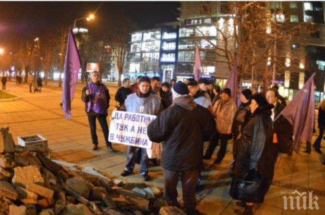 Стотина енергетици от Варна излязоха на протест (снимки)