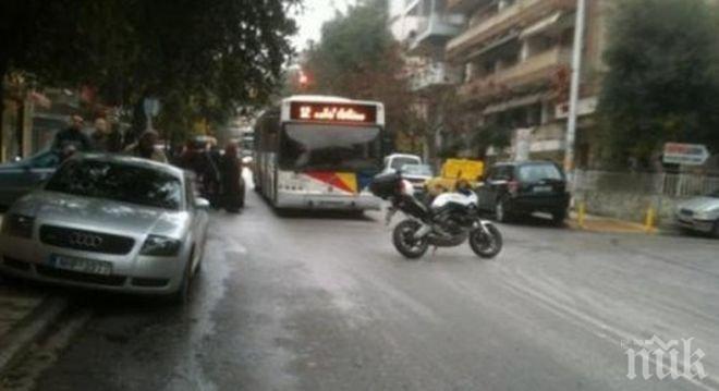 Трагедия в Гърция! Мъж застреля съпругата си в цветарски магазин, след което се гръмна в главата