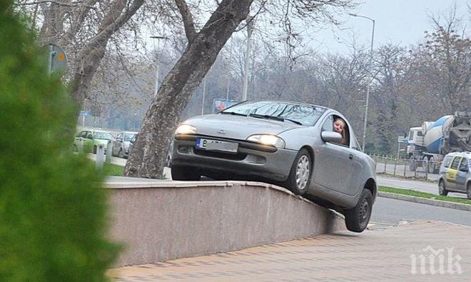 Никога не шофирайте като тази жена! (снимка)