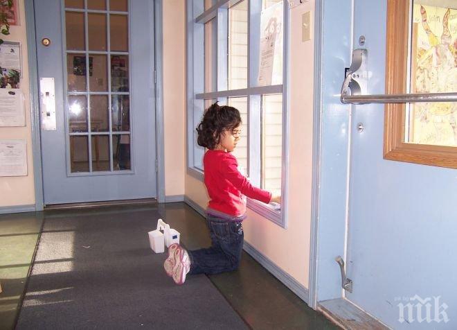 Уличен метач улови дете, паднало от седмия етаж, и му спаси живота