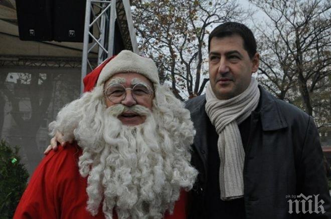 Кметът на Пловдив изпя песен на Дядо Коледа, той го възнагради с бонбони (видео)
