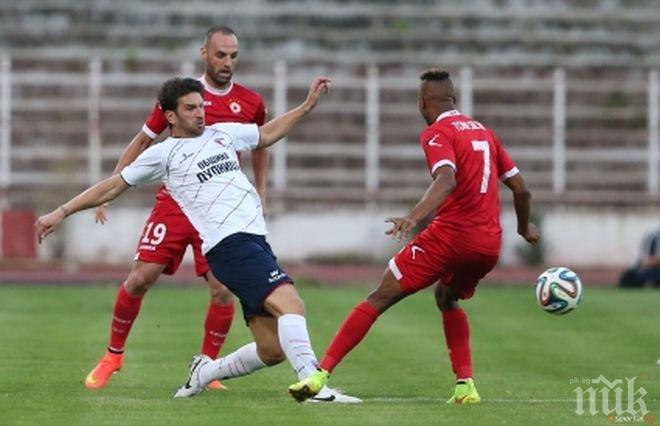 Марек и ЦСКА се оттеглиха на почивка при 0:0, наводнен терен мъчи играчите на Бончук