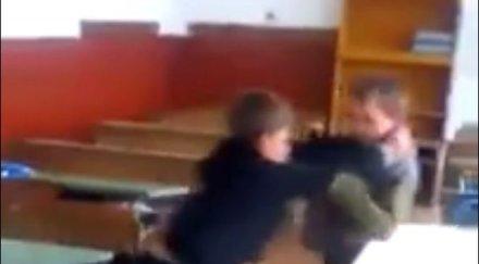 класният учениците снимали бой час подаде оставка