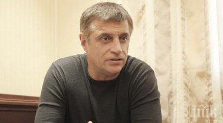 стойне манолов отвърна удара домусчиев атакува жестоко