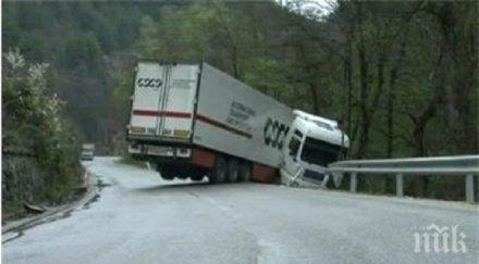 камион тона мандарини преобърна долни дъбник