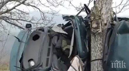 пътя двама загинаха зверски удар крайпътно дърво