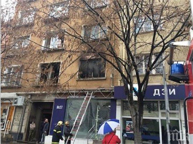 Мъж загина при пожар в дома си в София 