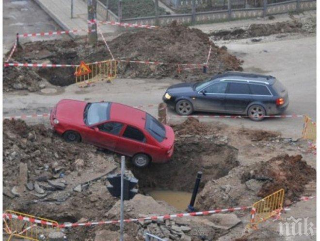 Мъж се измъкна на косъм от падане в голяма дупка на пътя (видео)