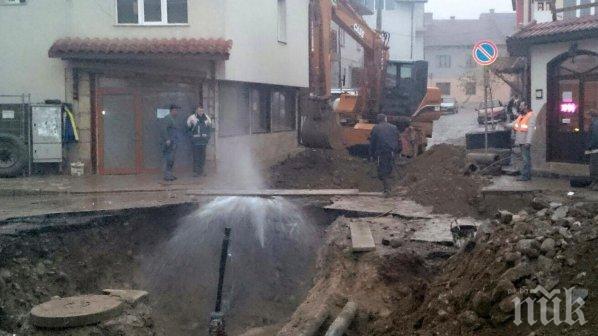 20-метров фонтан бликна от спукан водопровод в Банско