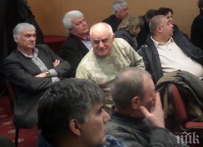 САМО в ПИК! Скандален червен политик върти странни номера - първо представя болнични, а след това се смее на среща с Михаил Миков!