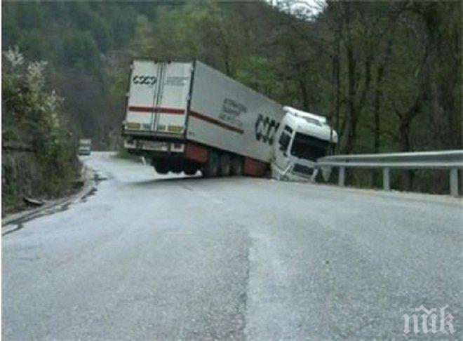 Камион с 20 тона мандарини се преобърна край с. Долни Дъбник 