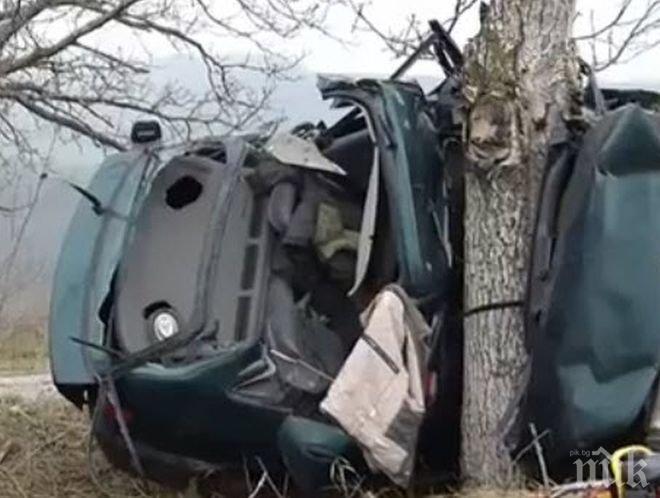 Ад на пътя! Двама загинаха след зверски удар в крайпътно дърво 
