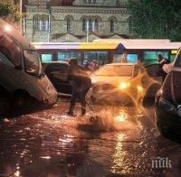 Анархисти палят коли в Атина
