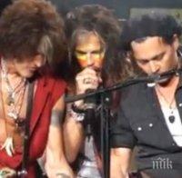 Джони Деп пее коледни песни с Аеросмит