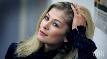 актрисата розамунд пайк роди