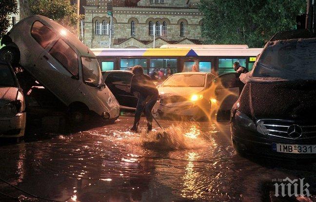 Анархисти палят коли в Атина
