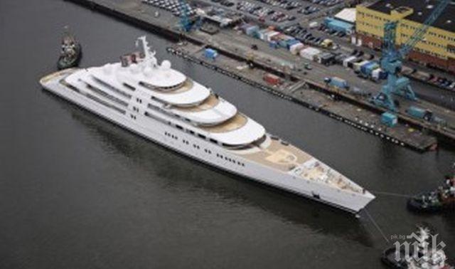 Луксозна яхта се заби в мост във Флорида