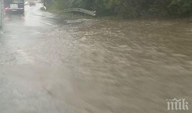 Ужас! Преля язовир в Кърджали, десетки къщи под вода