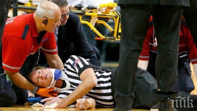 Кошмар! Баскетболист прати съдия в безсъзнание след спорна топка (видео)