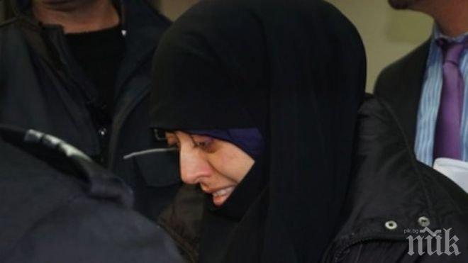 Вижте снимка на жената, която припадна по време на делото за радикален ислям