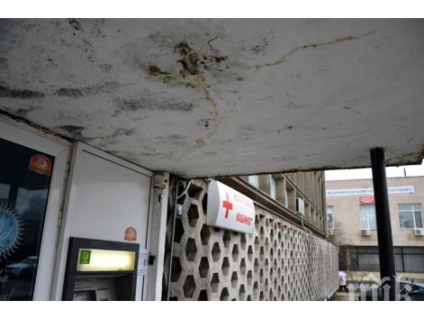 Грамадно парче мазилка едва не уби медицинска сестра във Варна (снимки)