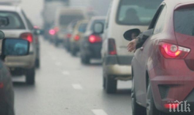 Два автомобила се удариха в изпреварващата лента на Цариградско шосе, затапиха трафика към Пловдив