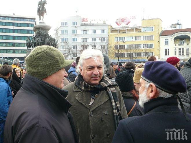 Васко Кръпката хем води предаване в телевизията на Валери Симеонов, хем протестира срещу Слави Бинев! 