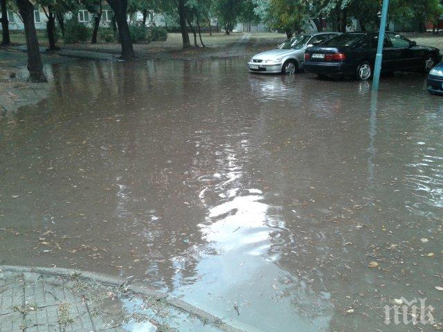 Варненските улици заприличаха на реки (видео)