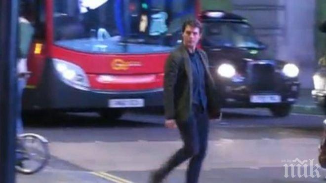 На косъм! Автобус за малко да помете Том Круз в Лондон (видео)