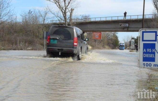 Критична ситуация в Хасковско! Реки преливат, къщи са наводнени, стихията затвори граничния пункт „Капитан Андреево”