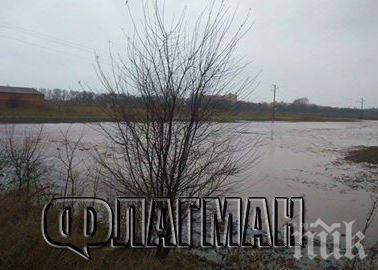 Кал се изсипа на пътя Айтос-Карнобат, наводнени са къщи в село Бата