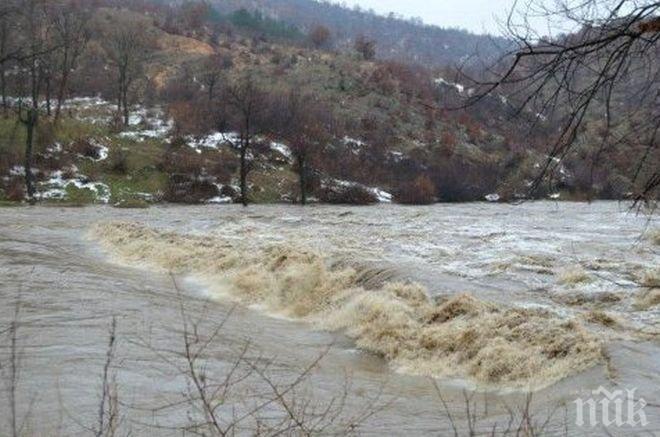 Евакуират свинеферма заради придошлите води на р. Тунджа 