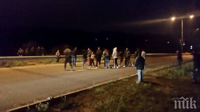 Ромите в Перник на бунт! Блокираха ключов път заради спрян ток (снимки)