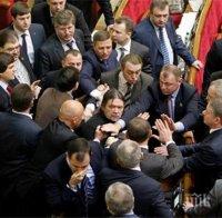 Безумие! И новите депутати в Киев се сбиха в залата