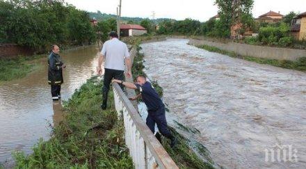 внимание продължава вали реки язовири преливат хората треперят живота