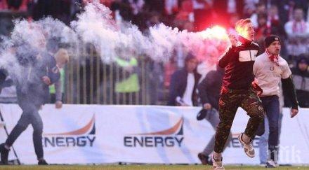 фенове нахлуха факли терена нападнаха съдия украйна