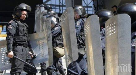 атакуваха полицаи петролни бомби