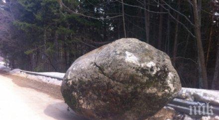 паднала скала затруднява движението папаз чаир