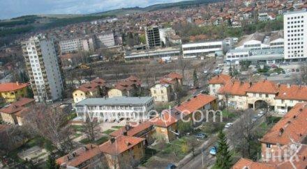 извеждат перничанин принудително опасната къща