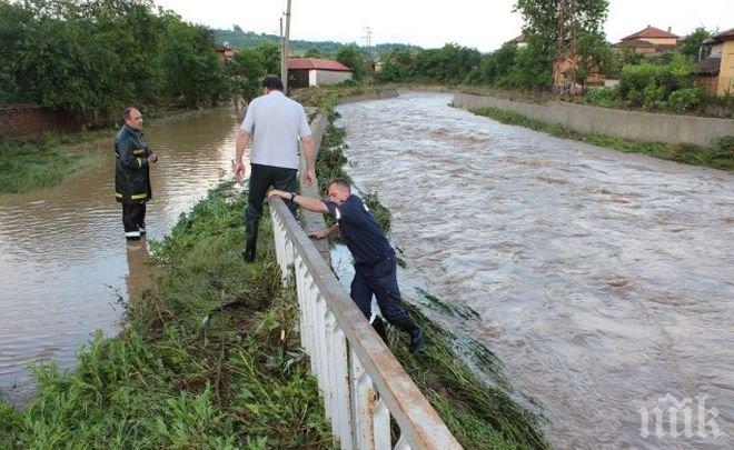 Внимание! Продължава да вали! Реки и язовири преливат, хората треперят за живота си!