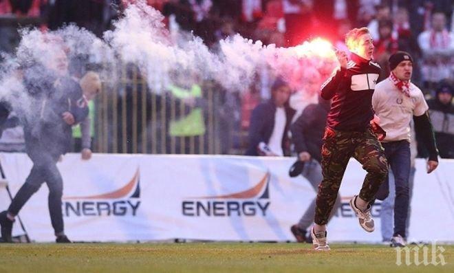 Фенове нахлуха с факли на терена и нападнаха съдия в Украйна

