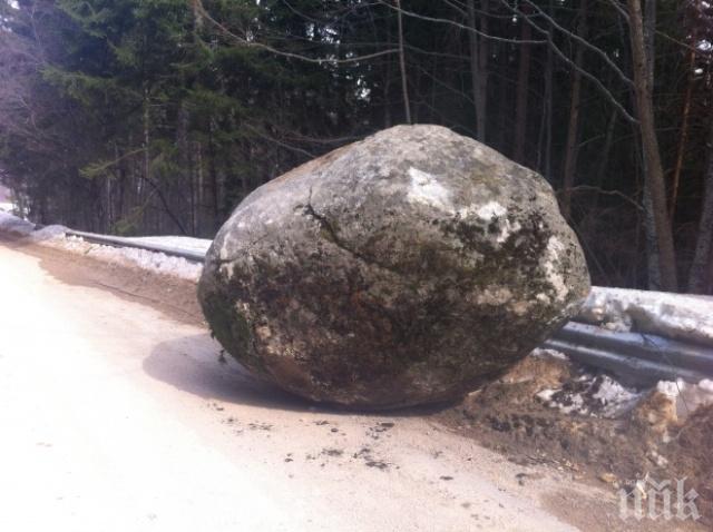 Паднала скала затруднява движението през Папаз чаир