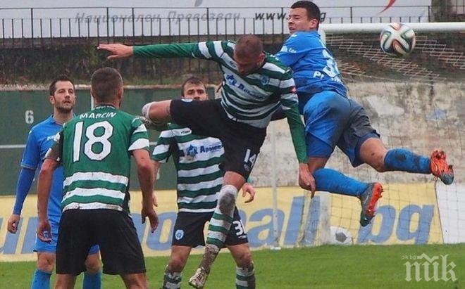 Черно море нанесе шеста загуба на Левски, куп картони, отменен гол и несвирена дузпа белязаха сблъсъка