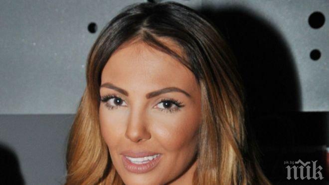 Николета сложи престилката на голо в името на шарана (снимка)