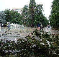 Силна буря взе две жертви в Испания