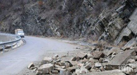 движението пътя пещера батак ограничено едната лента заради падащи камъни