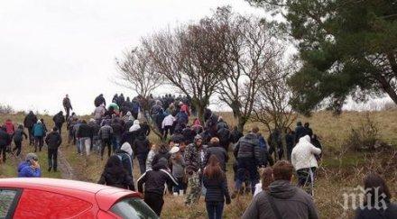 протестиращи атакуват циганската махала дебелт снимки