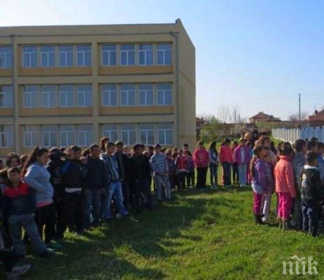 Започна протестът в село Дебелт в подкрепа на насиления петокласник