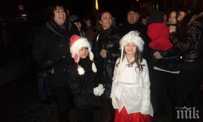 Крисия и музикалната й педагожка запалиха светлините на коледната елха в Разград