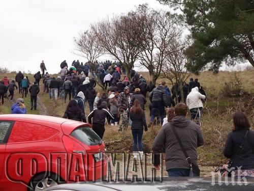 Протестиращи атакуват циганската махала в Дебелт (снимки)